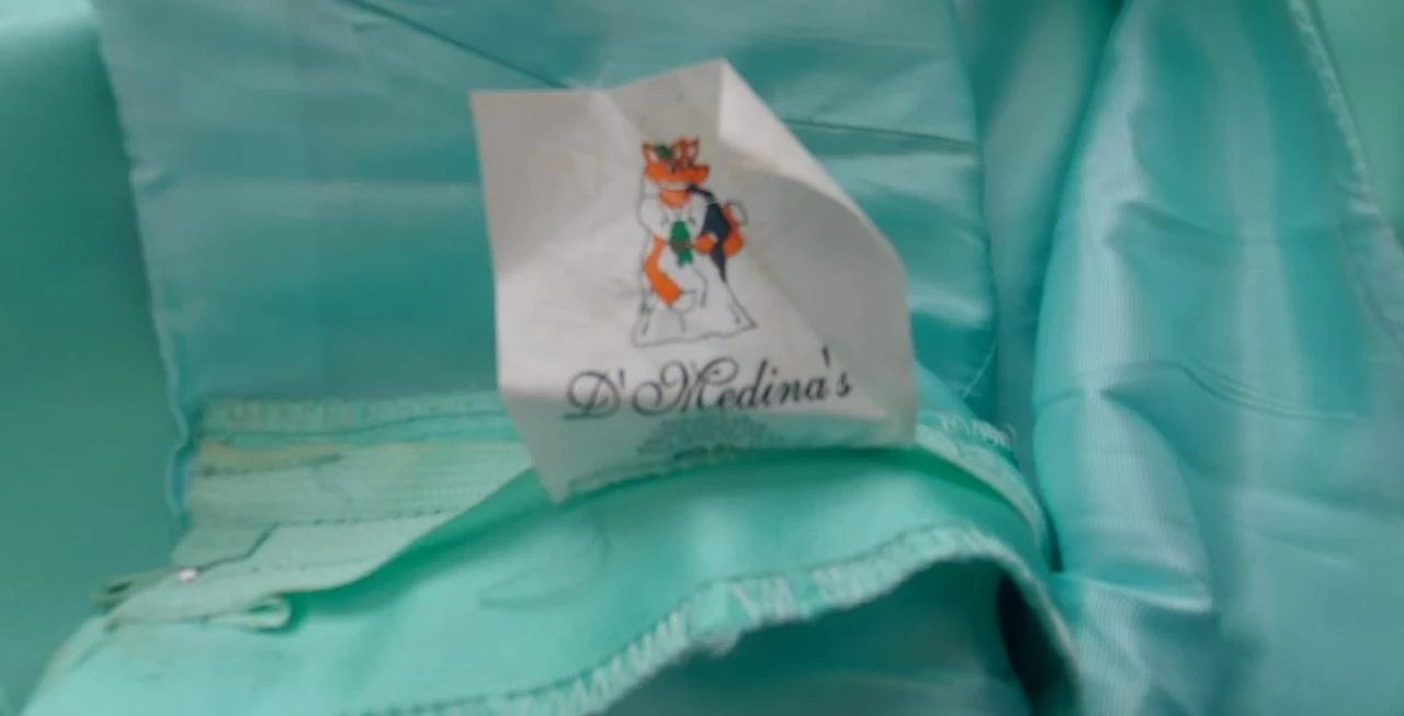 Robe de gala élégante vert menthe avec bretelles en strass, taille 36 – photo 4